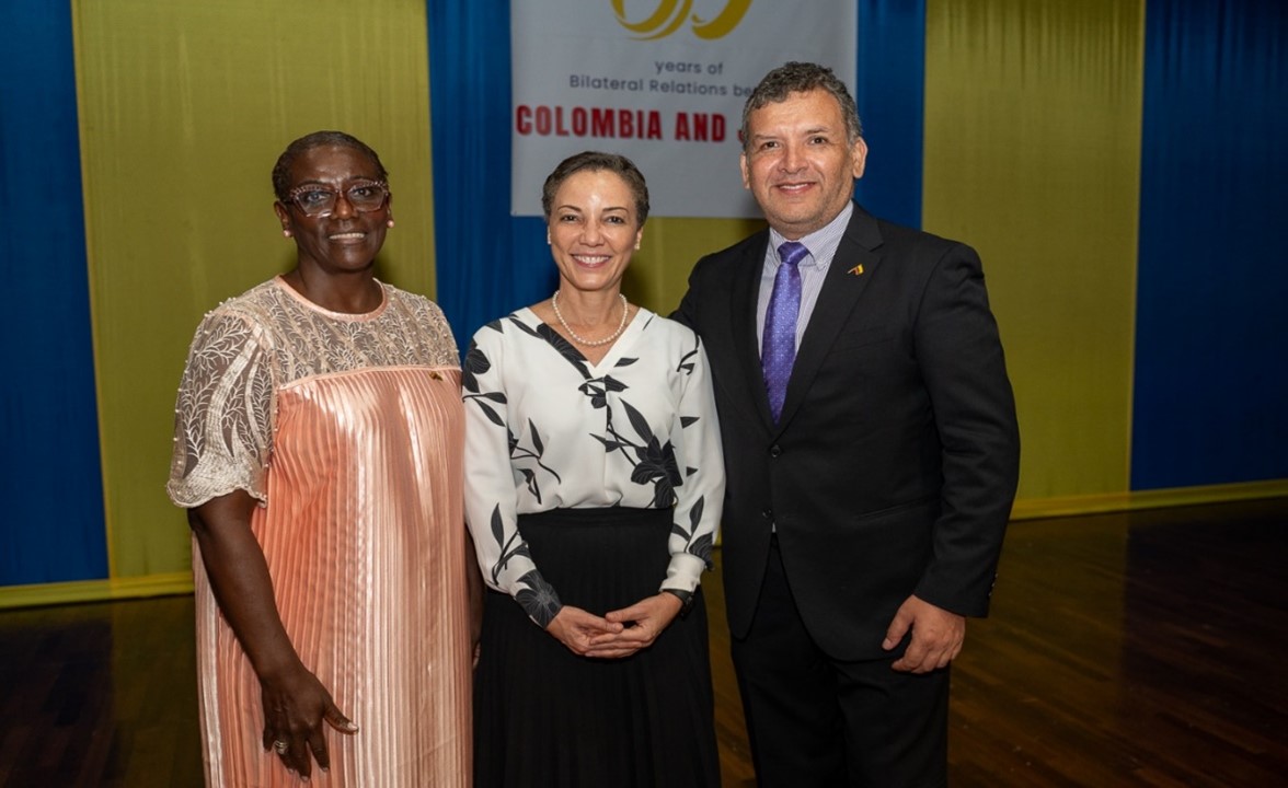 Embajadora de Colomba en Jamaica, Dra. Emiliana Bernard Stephenson, Hon. Kamina Johnson Smith ministra Relaciones Exteriores de Jamaica y Jaime Cubillos Malaver, Dir. Administrativo Embajada de Colombia.