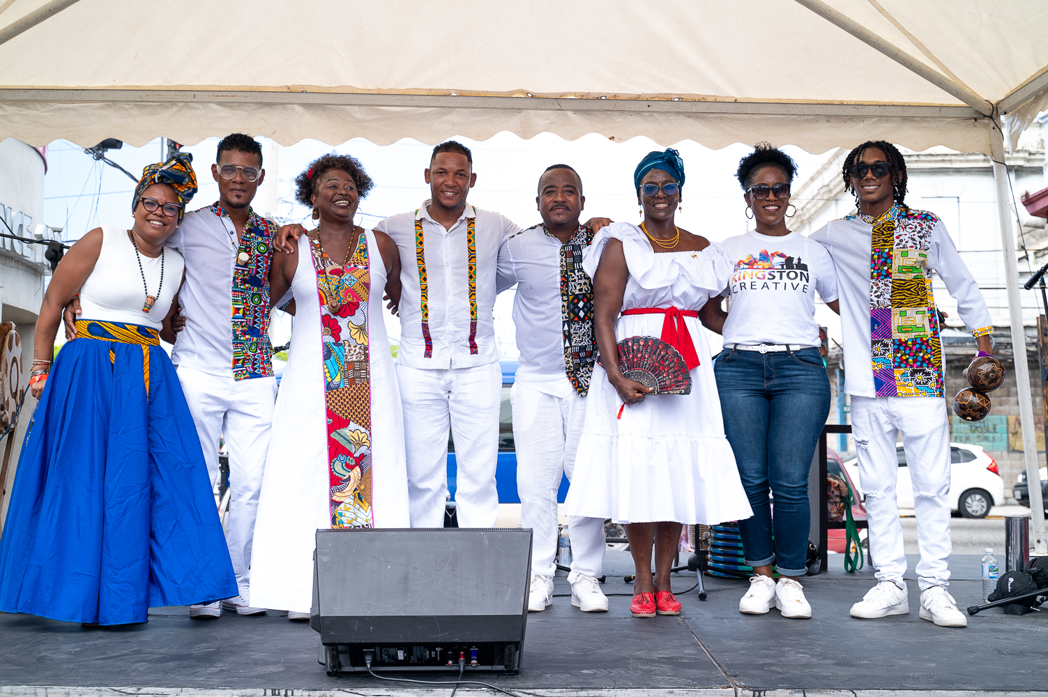 Aparece en tarima la cantadora Cecilia Silva Caraballo junto con el grupo Batambora, en el marco del ART WALK FESTIVAL.