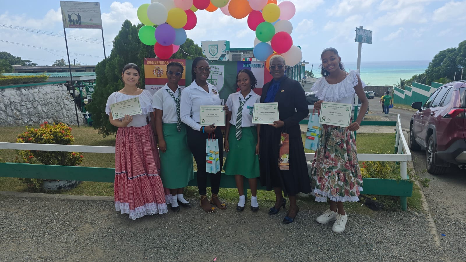 De izq- a der. Laura Sepúlveda; estudiante de Morant Bay High School; Carolann Cole, asistente administrativa de la embajada de Colombia; estudiante de Morant Bay High School; - La embajadora de Colombia en Jamaica, su Excelencia Emiliana Bernard; April Chamarro.