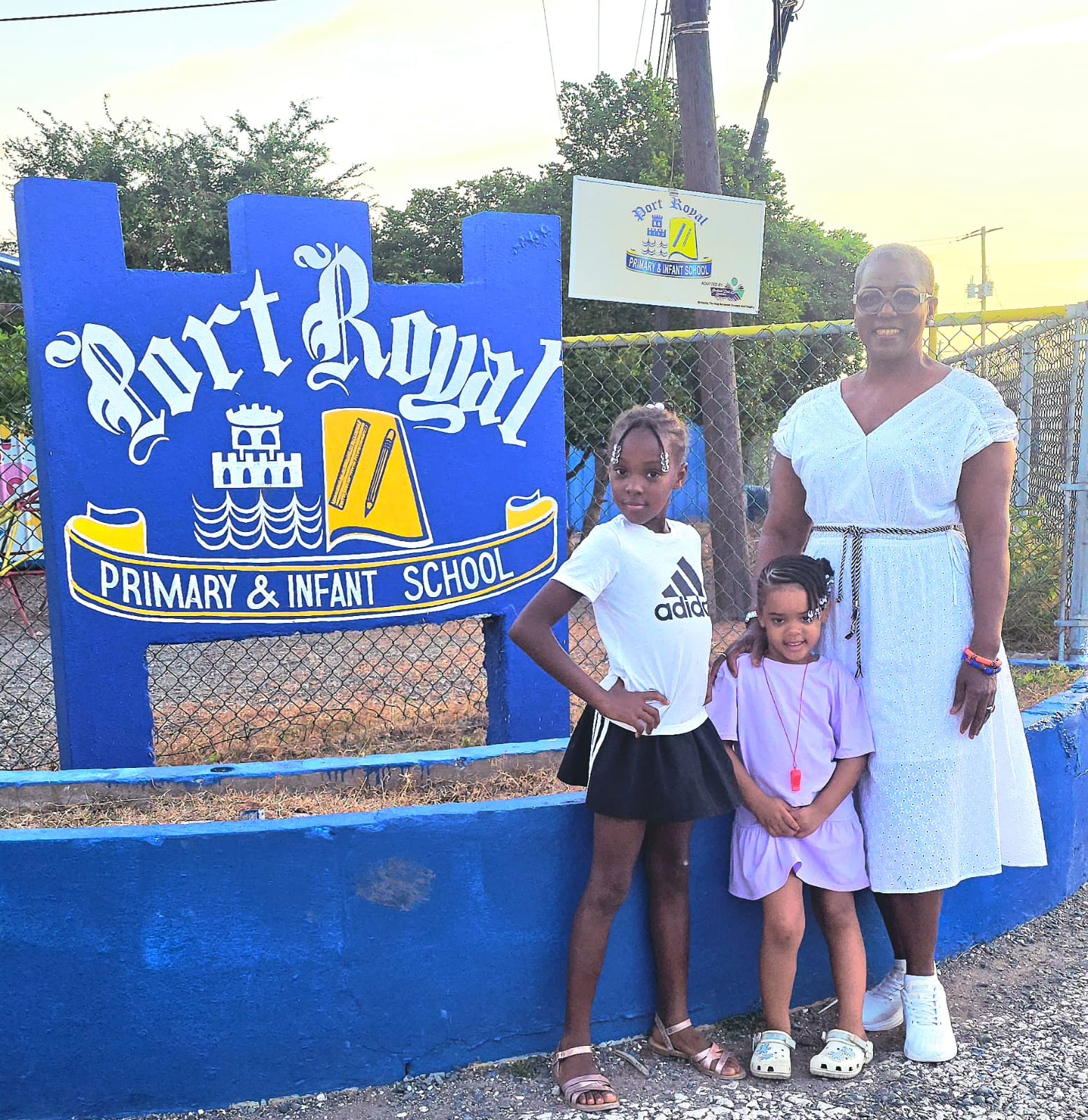 Foto de izquierda a derecha: Estudiantes de estudiantes de la Port Royal Primary and Infant School; S.E. Emiliana Bernard, embajadora Colombia en Jamaica.