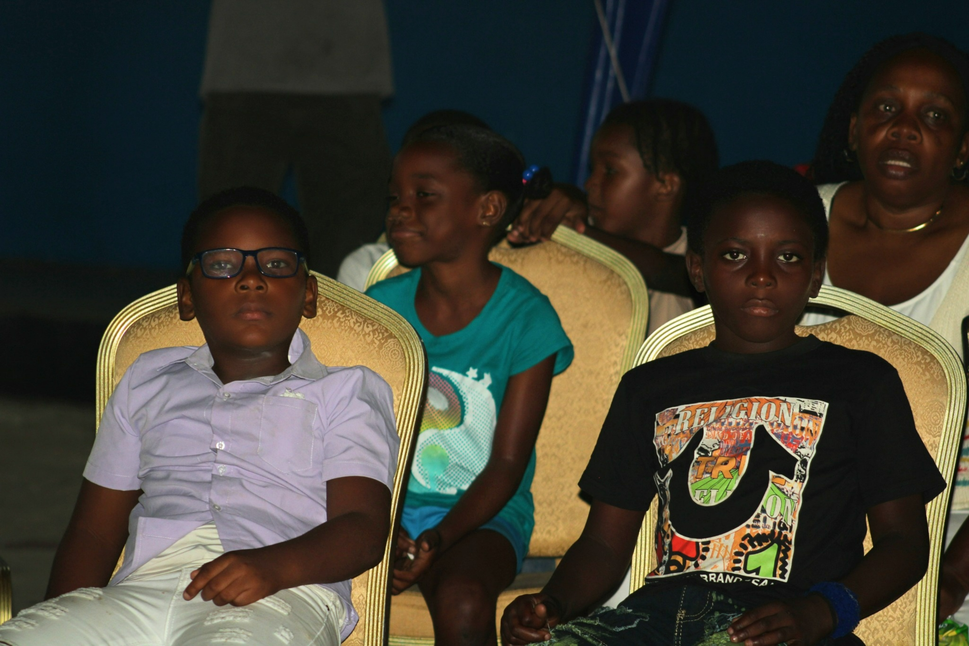 Estudiantes de estudiantes de la Port Royal Primary and Infant School  viendo la película. 