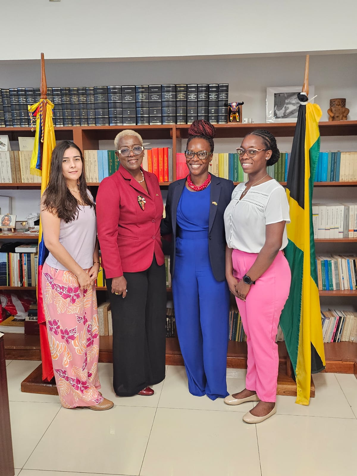 De izquierda aderecha: Viviana del Pilar Acosta Giraldo, Auxiliar Administrativa; S.E. Emiliana Bernard, Embajadora de Colombia en Jamaica; Heneka Watkis-Porter, Fundadora y directora ejecutiva de Grace to Grow Mentorship & Training; Carolann Cole, asistente administrativa
