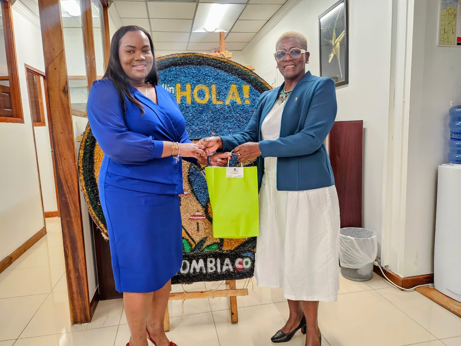 Cordell Williams, Presidente Young Entrepreneurs Association; S.E. la embajadora Emiliana Bernard Stephenson, tras la consolidación del acuerdo de apoyo e intercambio en favor del emprendimiento juvenil.