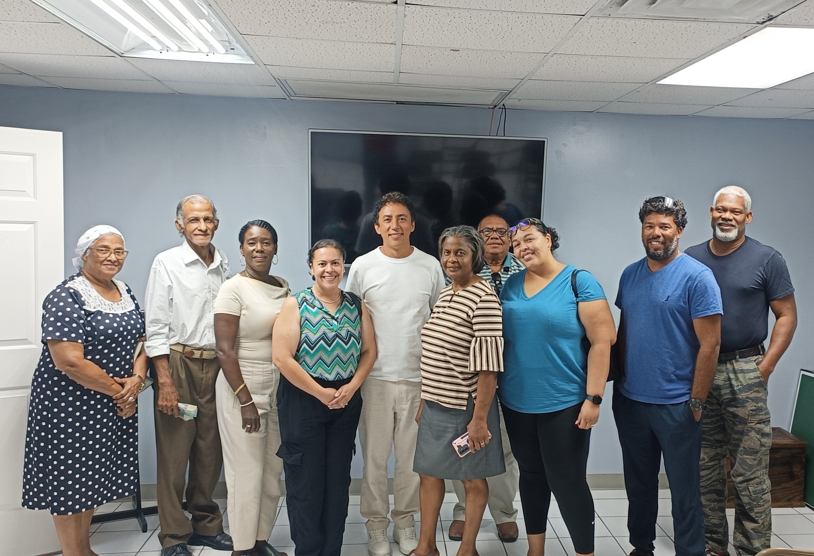 Diálogo con colombianos en Islas Caimán para escuchar sus necesidades, expectativas y propuestas de mejora en la atención consular