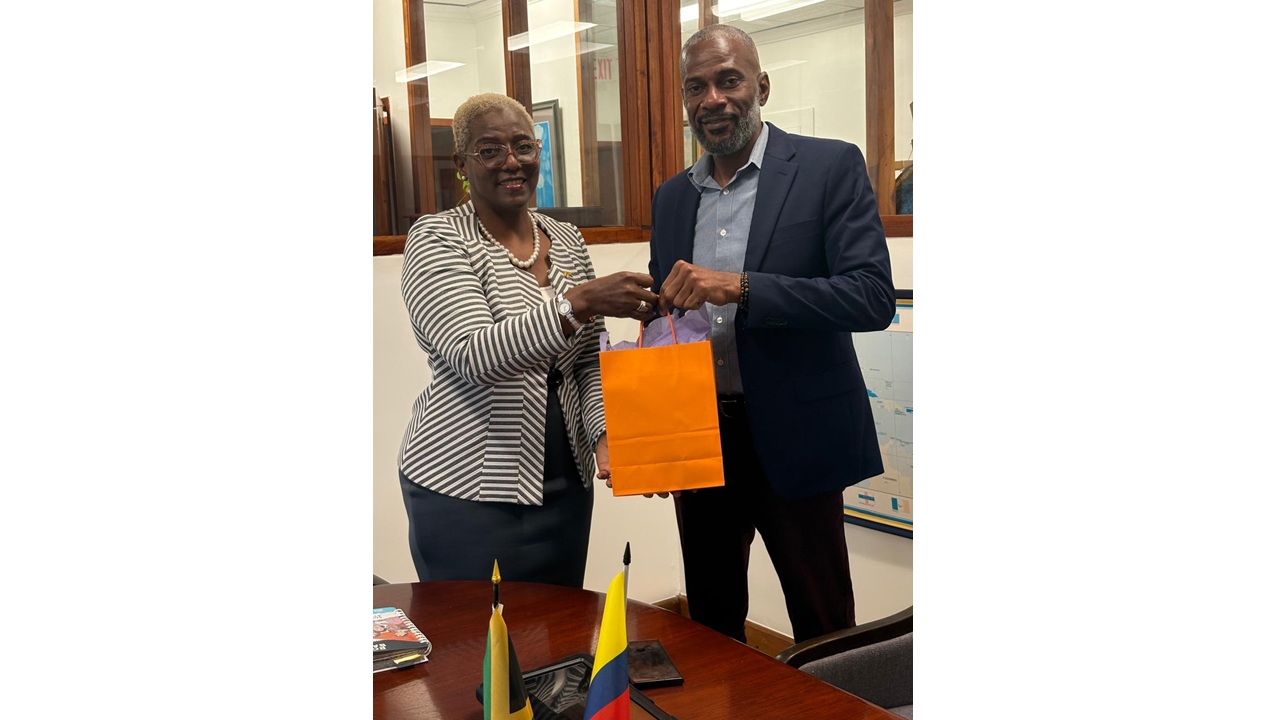 De izquierda a derecha: Embajadora de Colombia en Jamaica, Emiliana Bernard Stephenson, y el Director en Jefe de Tecnología, Entrenamiento e Información Técnica de la Autoridad en Desarrollo Rural y Agrícola de Jamaica, Wiston Shaw.
