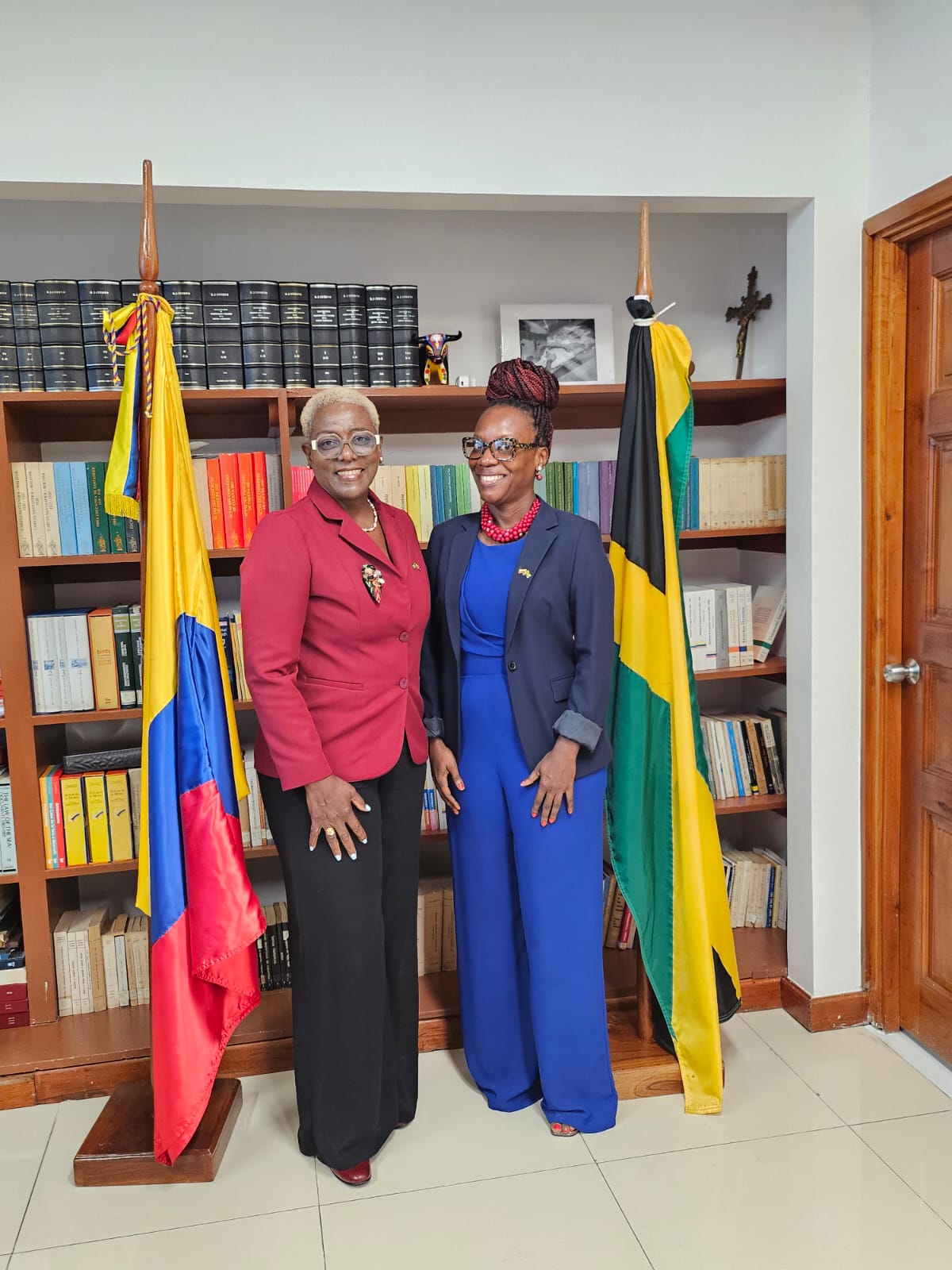 De izquierda a derecha: S.E. Emiliana Bernard, Embajadora de Colombia en Jamaica; Heneka Watkis-Porter, Fundadora y directora ejecutiva de Grace to Grow Mentorship & Training