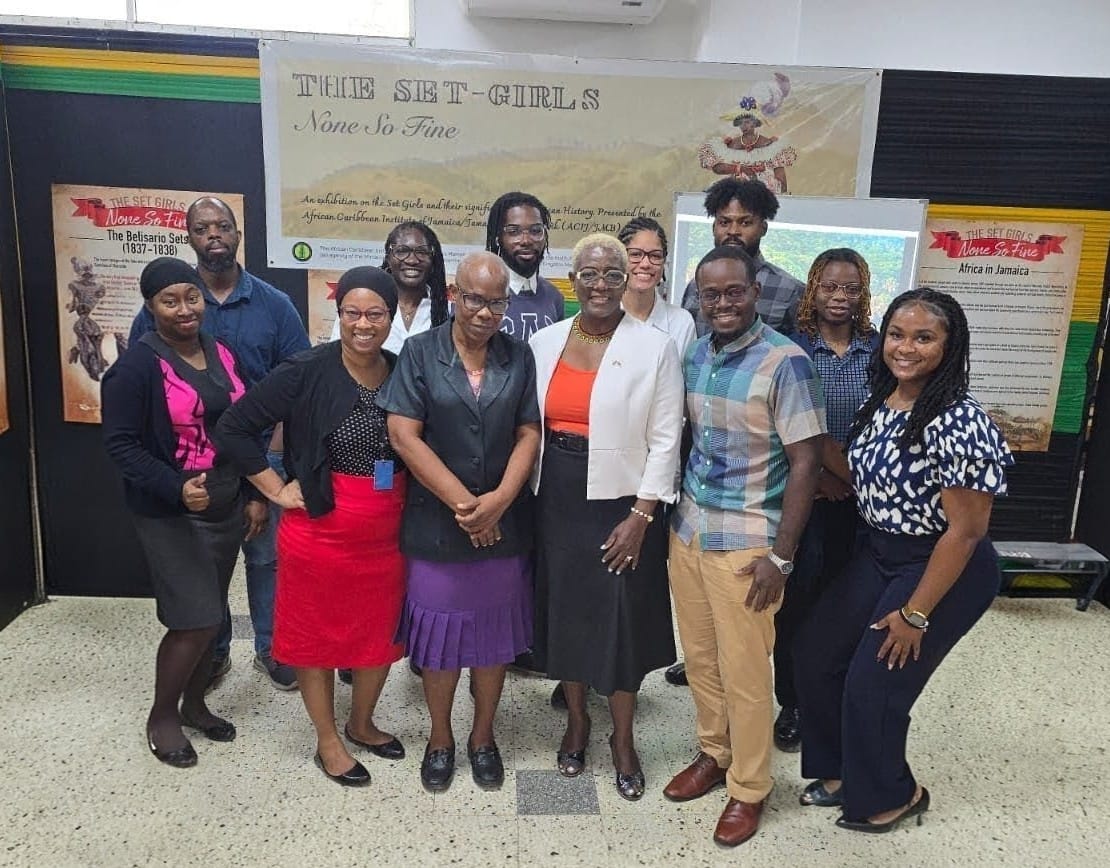 S.E. Emiliana Bernard-Stephenson y grupo de técnicos del Instituto Afrocaribeño de Jamaica