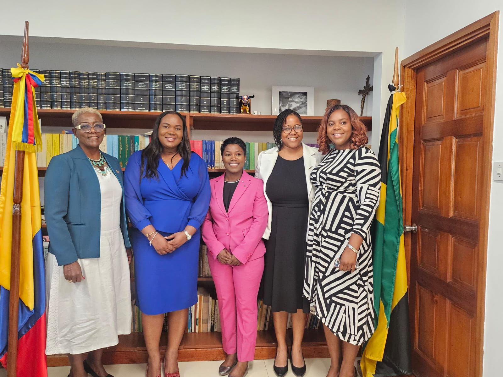 S.E. la embajadora Emiliana Bernard Stephenson junto a miembros de la Young Entrepreneurs Association: Cordell Williams, President; Annakay Williams, Membership; Kayon Vaz, Media & PR; y Shanoy Coombs, Vice-Presidente.
